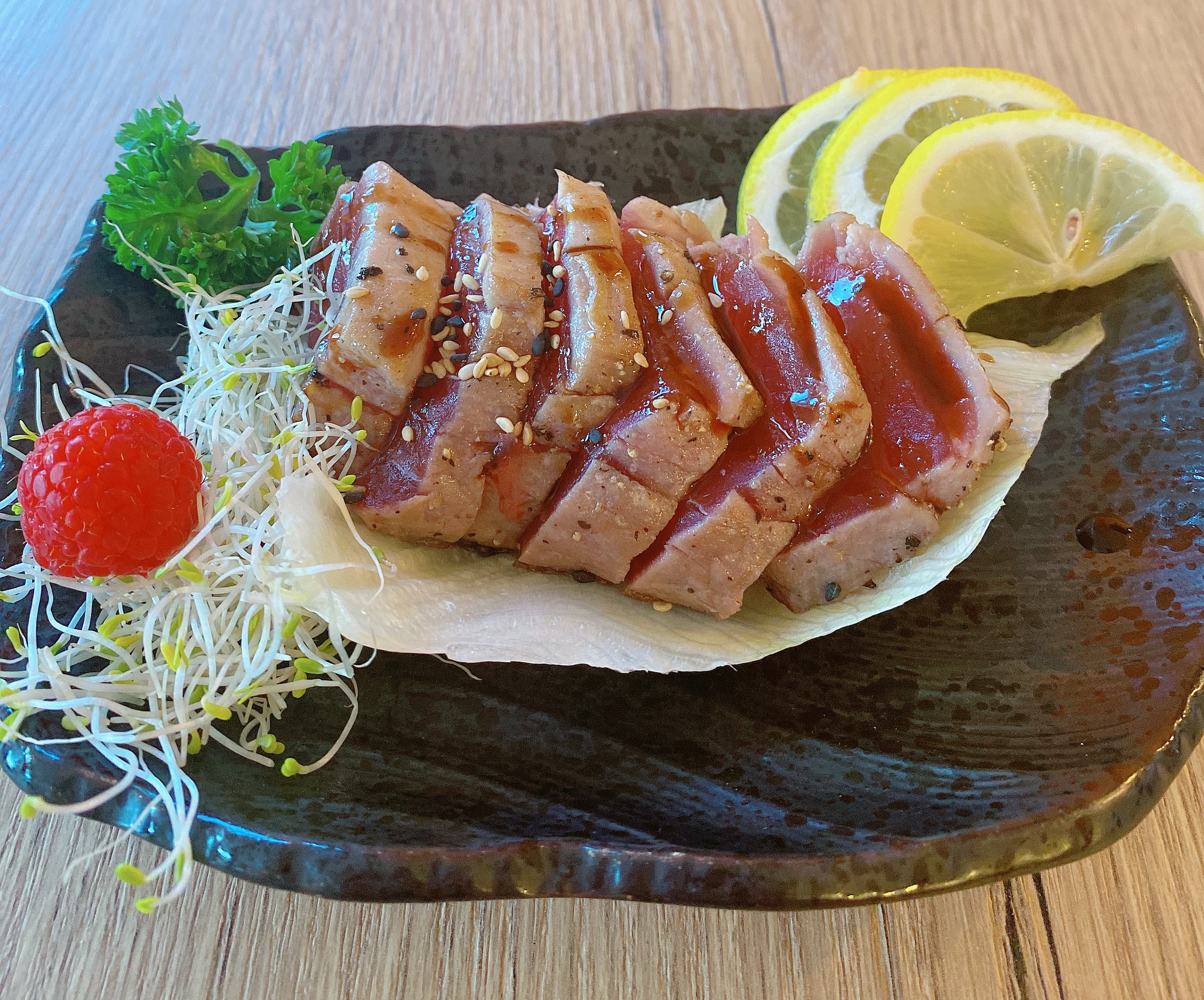 808. Tataki tonijn ( 10 stuks )